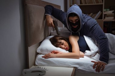 Hırsızlar gece yatak odasına girip uyuyorlar.