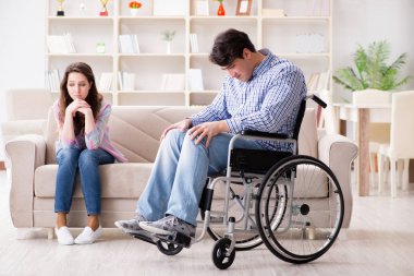 Tekerlekli sandalyedeki çaresiz kişi