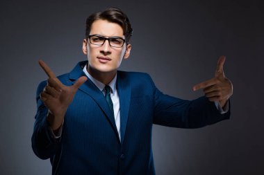 Gri arka plan üzerinde sanal düğmelere basarak işadamı