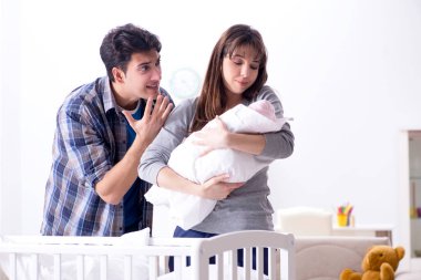 Genç baba bebek ağlamasına dayanamaz.