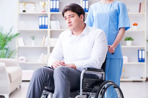 Behinderter Patient im Rollstuhl zum regelmäßigen Arztbesuch — Stockfoto