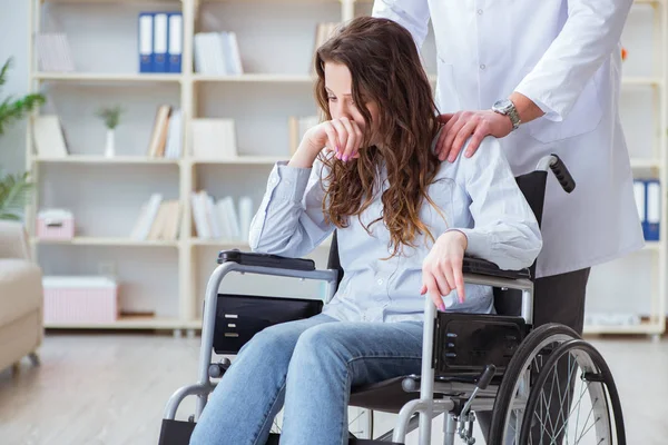 Paciente discapacitado en silla de ruedas que visita al médico para control regular —  Fotos de Stock