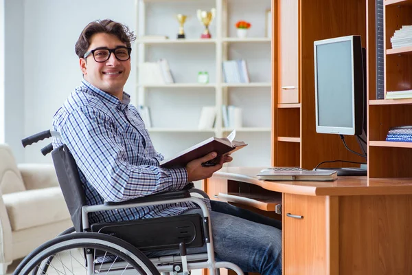 Студент-инвалид, обучающийся дома на инвалидной коляске — стоковое фото