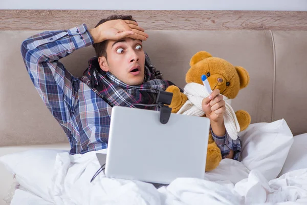 Kranker Mann mit Grippe im Bett — Stockfoto