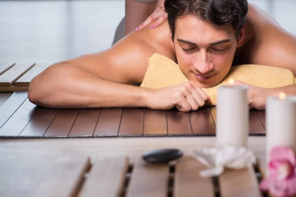 Jovem homem bonito durante o procedimento de spa — Fotografia de Stock