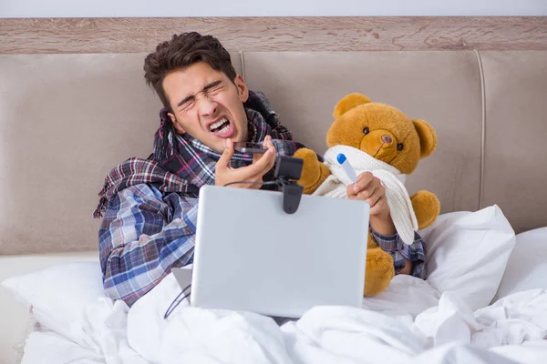 Хворий чоловік, що страждає від грипу в ліжку — стокове фото