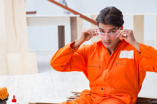 Рабочий в защитных очках на стройке