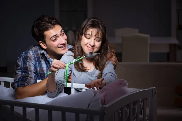 Padres jóvenes sin dormir con bebé recién nacido por la noche — Foto de Stock