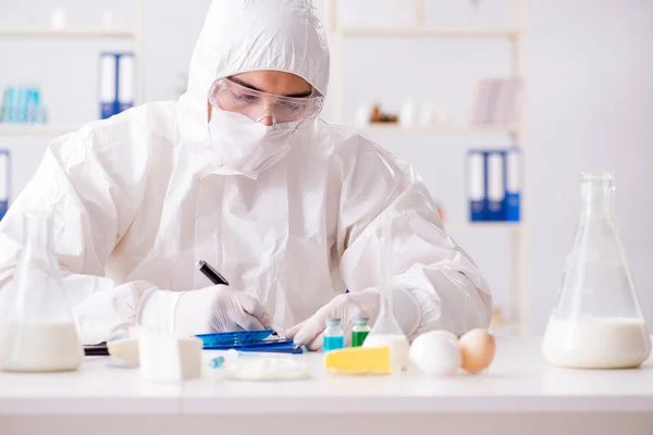 Cientista alimentar testando coisas novas no laboratório — Fotografia de Stock