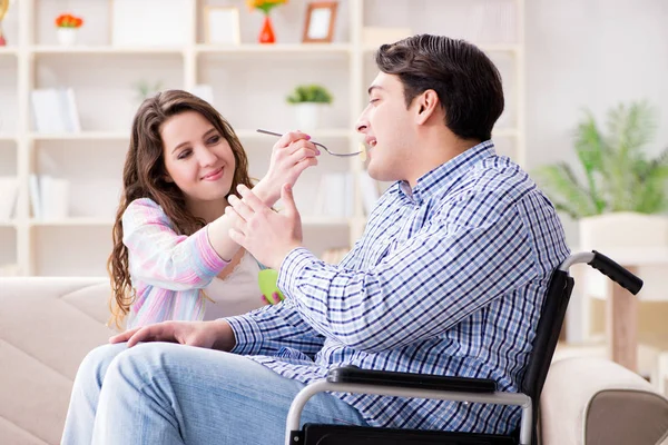 Jonge familie die voor elkaar zorgen — Stockfoto