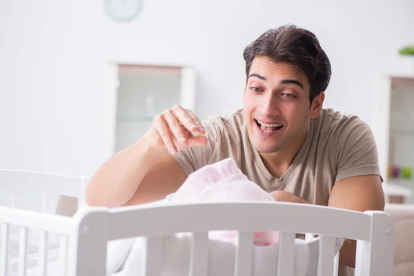 Fiatal apa élvezi az időt újszülöttel otthon — Stock Fotó