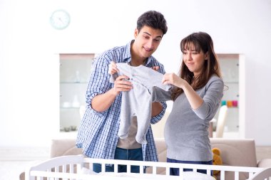 Genç ebeveynler ilk bebeklerini bekliyorlar.