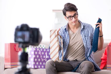 Vlog için erkek moda blogcusu kayıt videosu