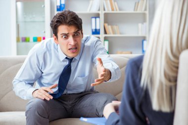 Genç adam, danışmanlık için psikiyatriste gidiyor.