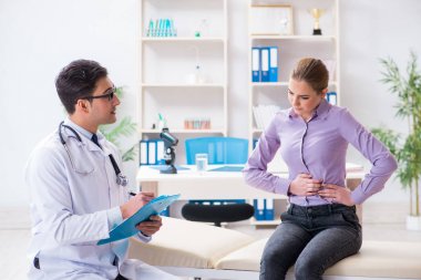 Hastanedeki hasta muayene için doktoru ziyaret ediyor.