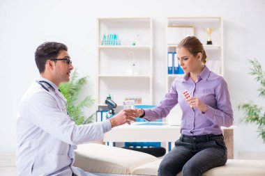 Hastanedeki hasta muayene için doktoru ziyaret ediyor.