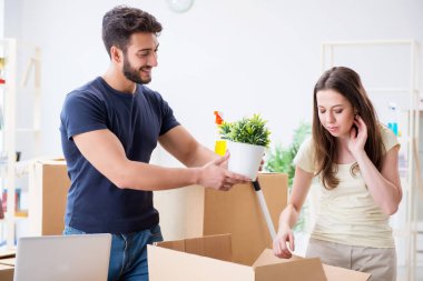 Yeni evdeki kutuları açan genç bir aile.