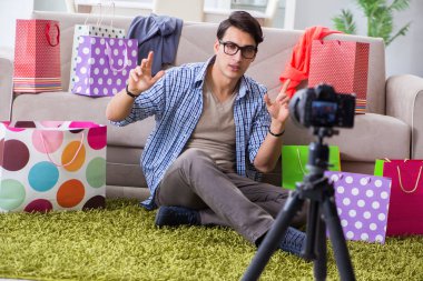 Vlog için erkek moda blogcusu kayıt videosu