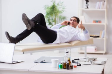 Hastanedeki karmaşık ameliyattan sonra doktor dinleniyor.