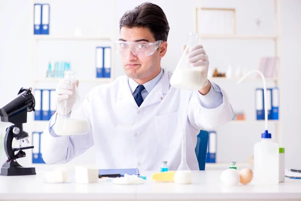 Cientista alimentar testando coisas novas no laboratório — Fotografia de Stock