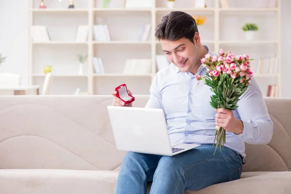 Ung man gör äktenskap frieri över internet bärbar dator — Stockfoto