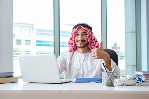 Arabski biznesmen pracujący w biurze — Zdjęcie stockowe