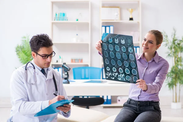 Läkare undersöker röntgenbilder av patienten — Stockfoto