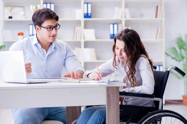 Estudiante discapacitado estudiando y preparándose para exámenes universitarios — Foto de Stock