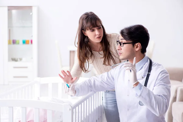 Médico explicando a jovem mãe — Fotografia de Stock