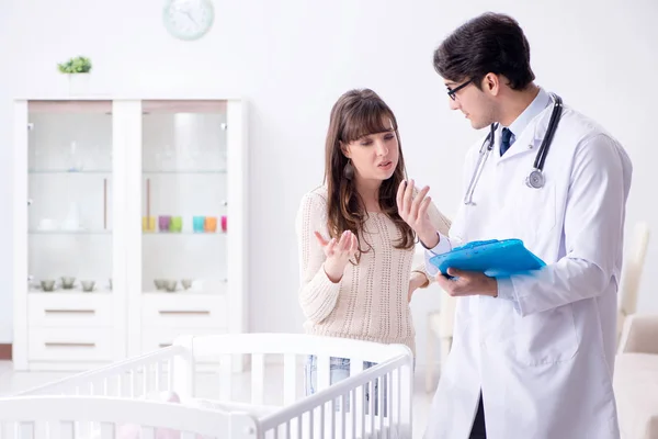 Dokter legt uit aan jonge moeder — Stockfoto