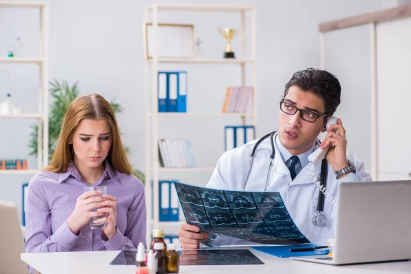 Läkare undersöker röntgenbilder av patienten — Stockfoto