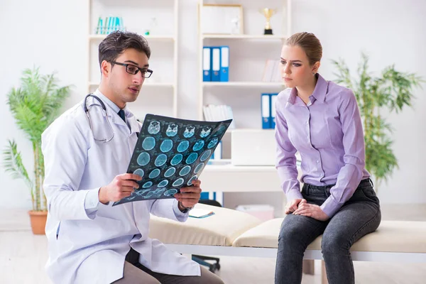 Läkare undersöker röntgenbilder av patienten — Stockfoto