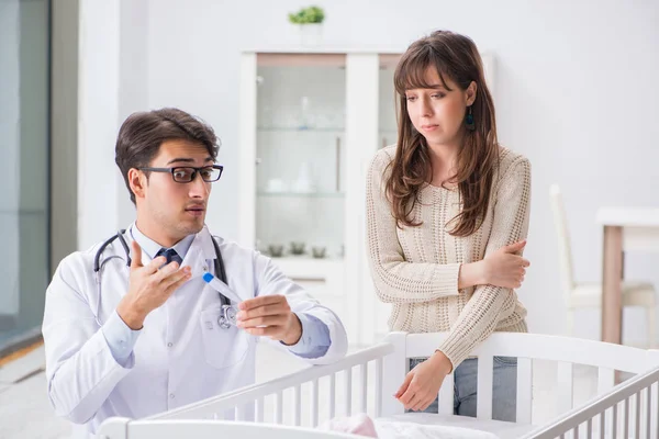 Médico explicando a jovem mãe — Fotografia de Stock