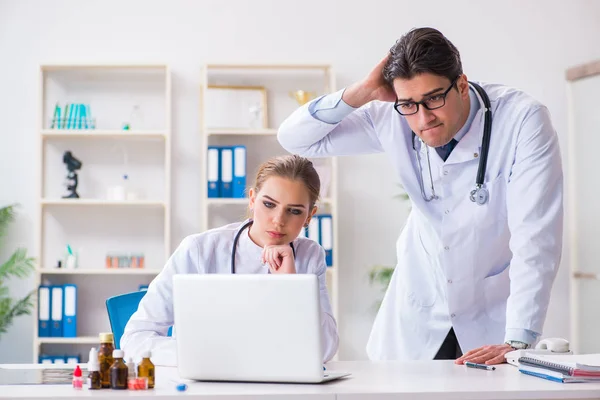 Médico y doctora discutiendo en el hospital — Foto de Stock