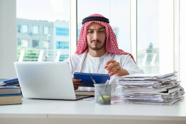 Empresario árabe trabajando en la oficina — Foto de Stock