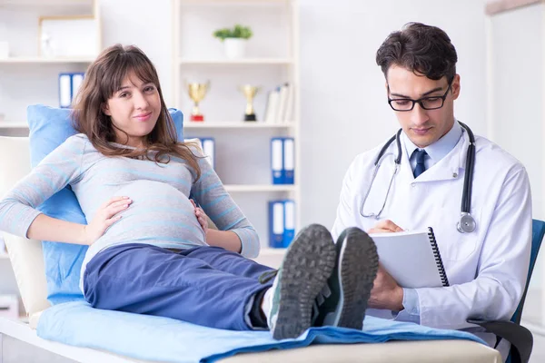 Gravid kvinna besöker läkare för konsultation — Stockfoto