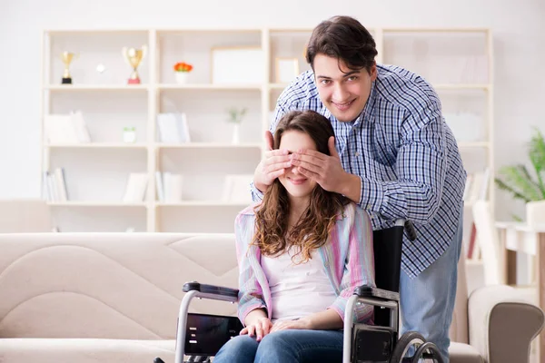 Jonge familie die voor elkaar zorgen — Stockfoto