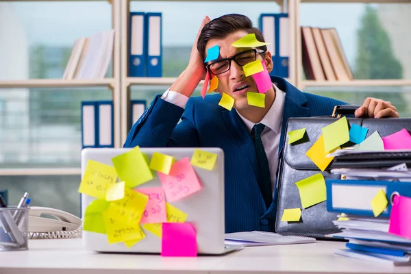 Geschäftsmann mit Erinnerungsnotizen im Multitasking-Konzept — Stockfoto
