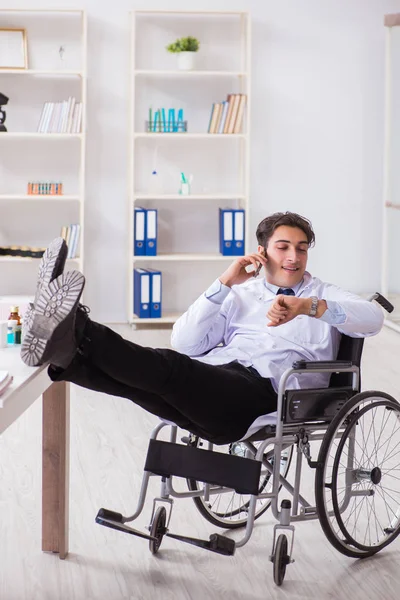 Arzt nach Nachtschicht im Rollstuhl im Krankenhaus — Stockfoto