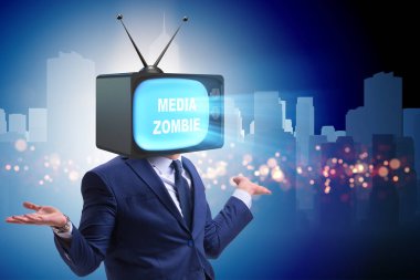 Televizyon bağımlısı bir adam.