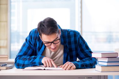 Eski sevgilisine kitap hazırlayan öğrenci boş kütüphanede okuyor