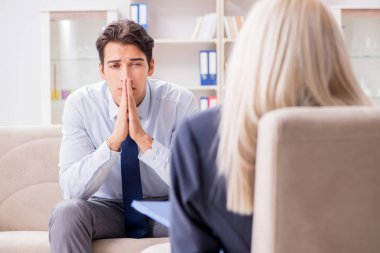 Genç adam, danışmanlık için psikiyatriste gidiyor.