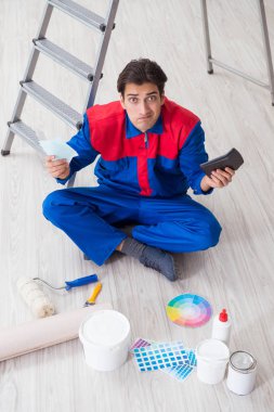 Boyama işi için renkleri eşleştirmeye çalışan genç ressam