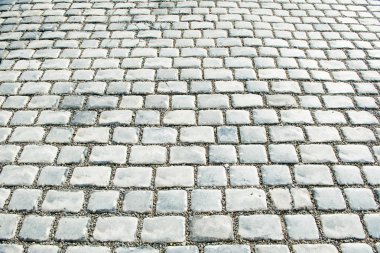 Geçmişin için kaldırım taşlarıyla döşenmiş yol.