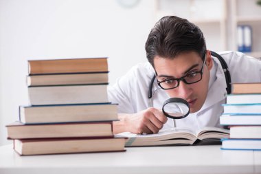 Tıp öğrencisi üniversite sınavlarına hazırlanıyor.