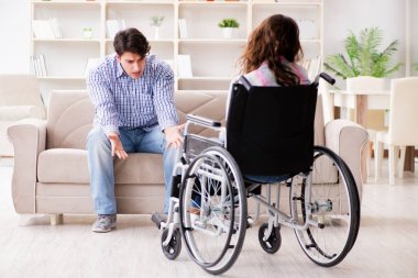 Tekerlekli sandalyedeki çaresiz kişi