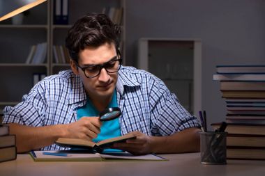 Sınavlara hazırlanan öğrenci gece geç saatte evde olacak.