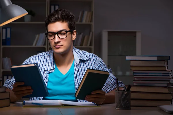 Étudiant se préparant pour les examens tard dans la nuit à la maison — Photo