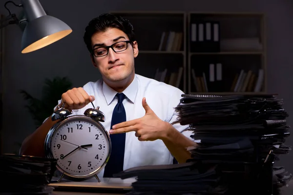 Молодий бізнесмен працює понаднормово пізно в офісі — стокове фото