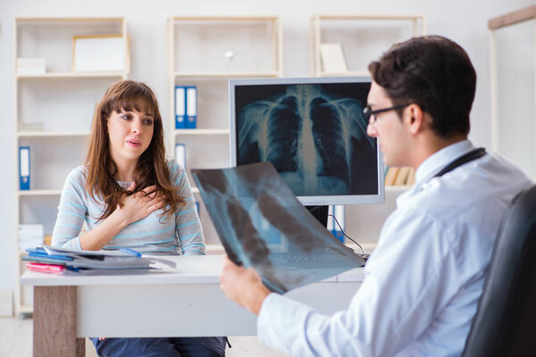 Молодая женщина, посещающая рентгенолога